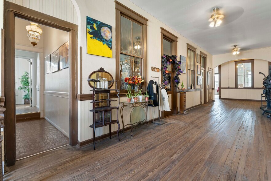 More Photos Of 106 W Oak St, Arcadia Storefront For Sale