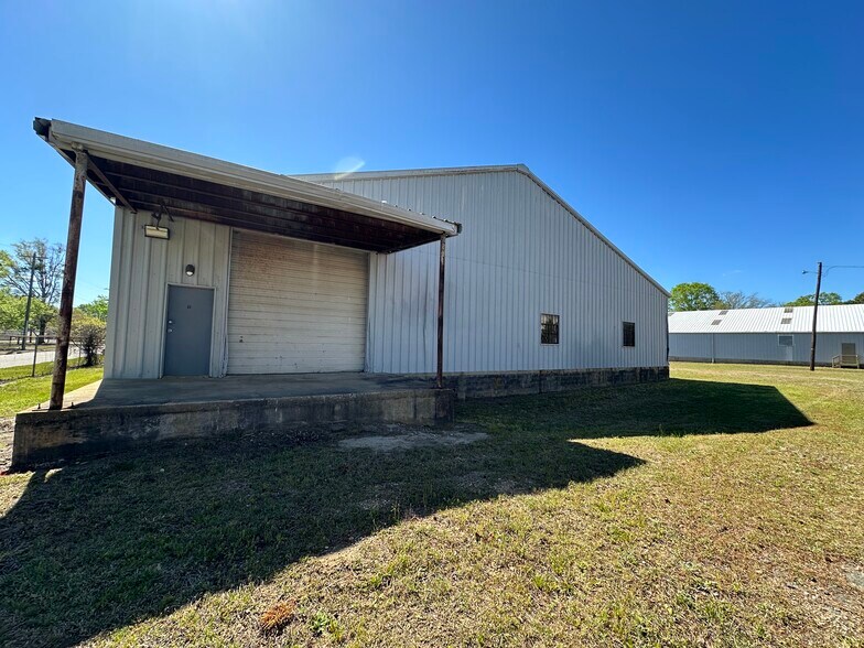 More Photos Of 658 Southern Ave, Fayetteville Warehouse For Lease