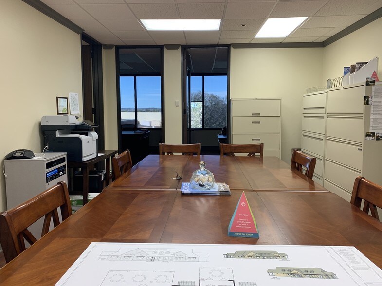 More Photos Of 222 S Sidney Baker St, Kerrville Office For Lease