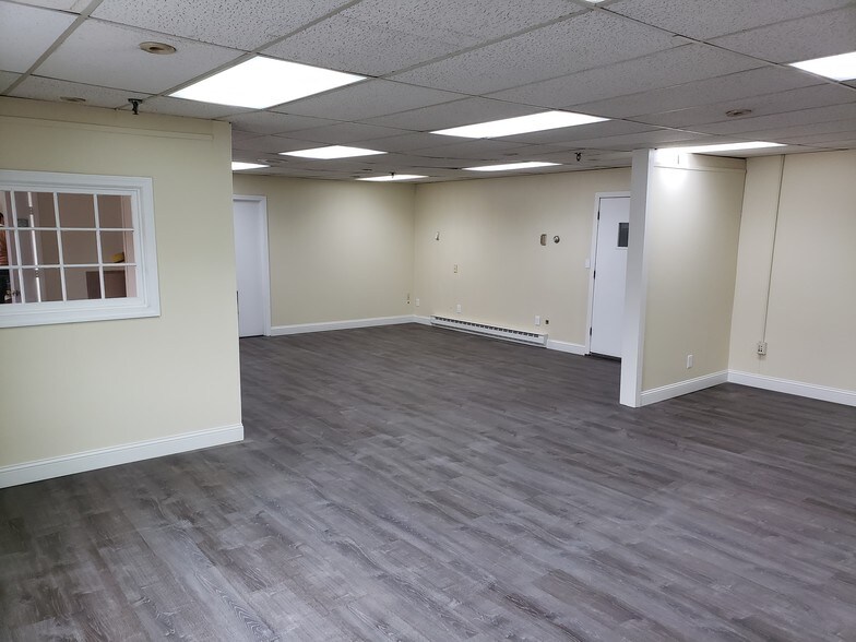 More Photos Of 33 Elm St, Merrimack Warehouse For Lease