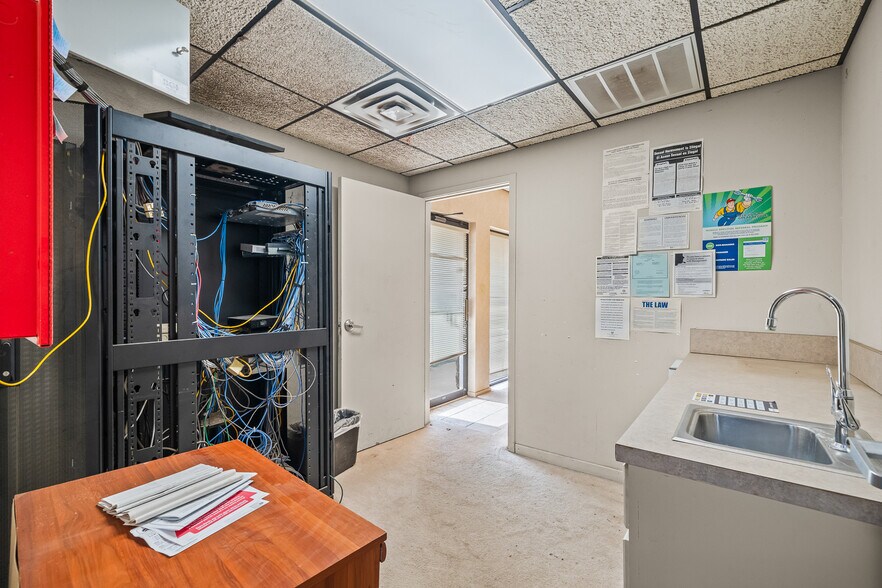 More Photos Of 7705 Quaker Ave, Lubbock Freestanding For Lease