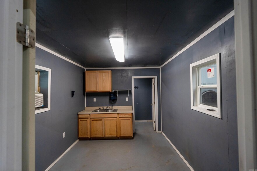 More Photos Of 119 Gemar, Pangburn Industrial For Sale