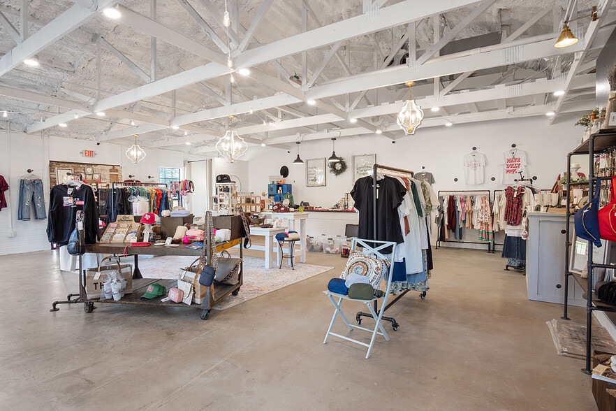 More Photos Of 6724 Paluxy Dr, Tyler Office For Lease