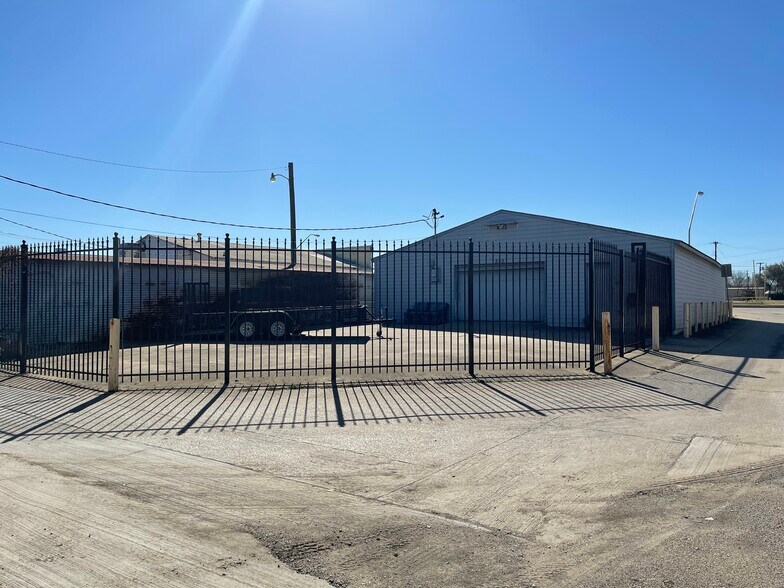 More Photos Of 250 Lavon Dr, Garland Industrial For Sale