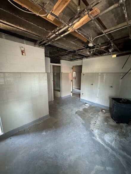 More Photos Of 220 S Madison St, Rockford Specialty For Sale