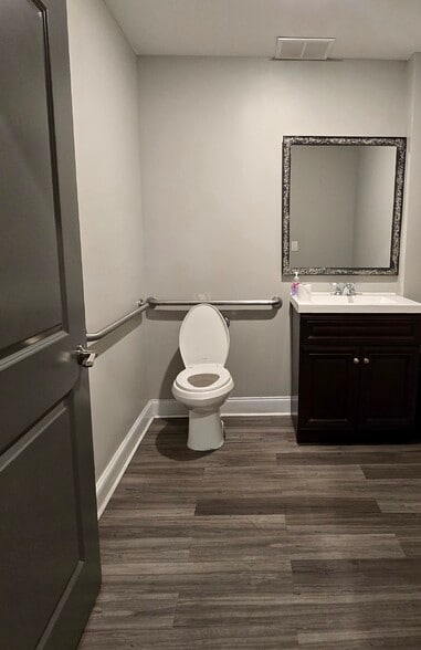 More Photos Of 913 Cobb Pky N, Marietta Warehouse For Lease