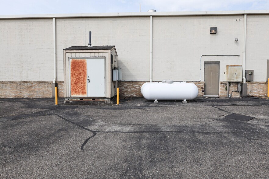 More Photos Of 902 N Lewis St, Glenville Drugstore For Sale