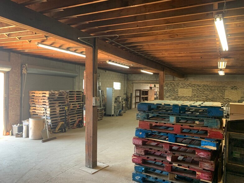 More Photos Of 2048 W Hubbard St, Chicago Showroom For Sale