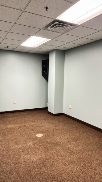 More Photos Of 2850 Cutters Grove Ave, Anoka Office For Lease
