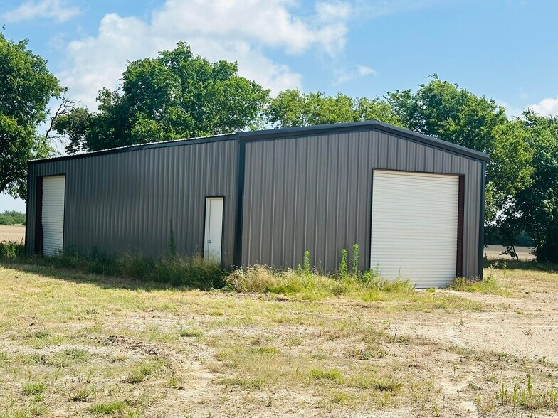 More Photos Of 1106 W Kilpatrick St, Cleburne Light Distribution For Lease