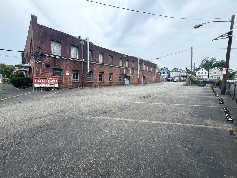 More Photos Of 177 Oakwood Ave, Orange Showroom For Lease
