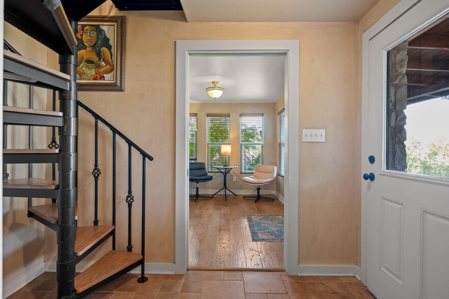 More Photos Of 3911 Lago Vista Dr, Austin Apartments For Sale