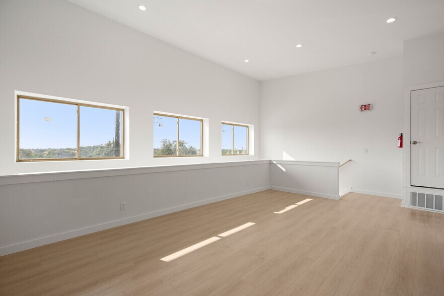 More Photos Of 10020 Darden Hill Rd, Austin Light Distribution For Lease