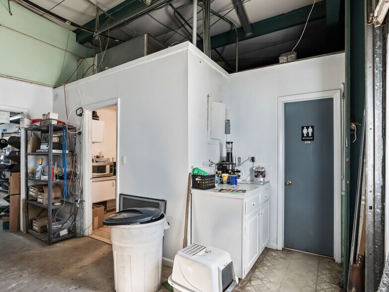 More Photos Of 9594 SE Maricamp Rd, Ocala Auto Repair For Sale