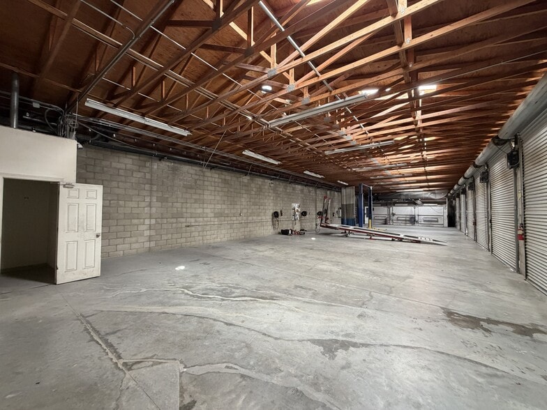 More Photos Of 1561-1571 S Lilac Ave, Bloomington Warehouse For Lease