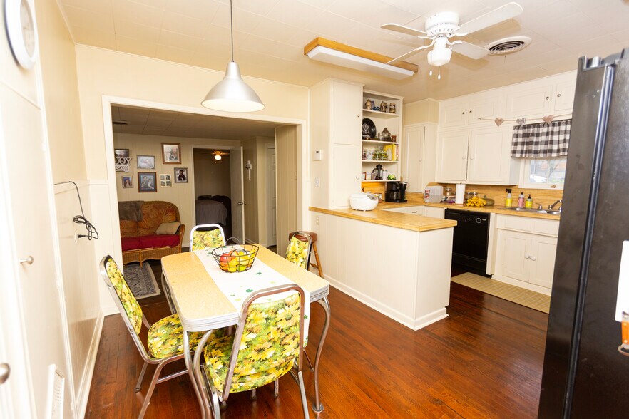 More Photos Of 415 N Main St, Belton General Retail For Sale