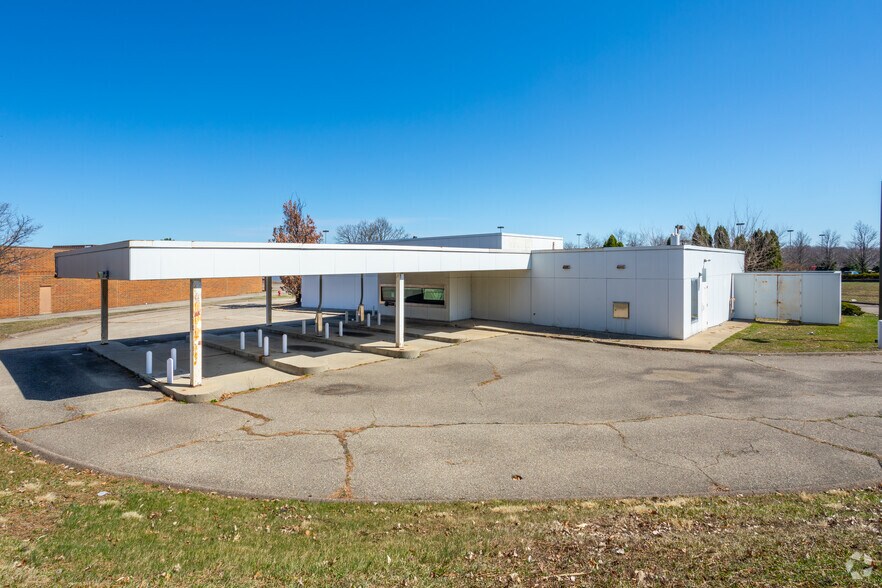 More Photos Of 27768 Novi Rd, Novi Bank For Lease