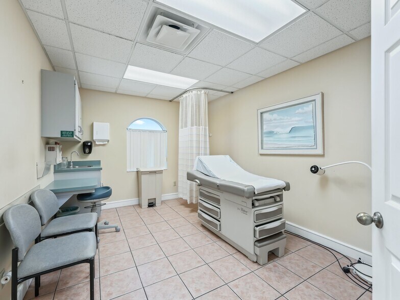 More Photos Of 1414 E Main St, Leesburg Medical For Lease
