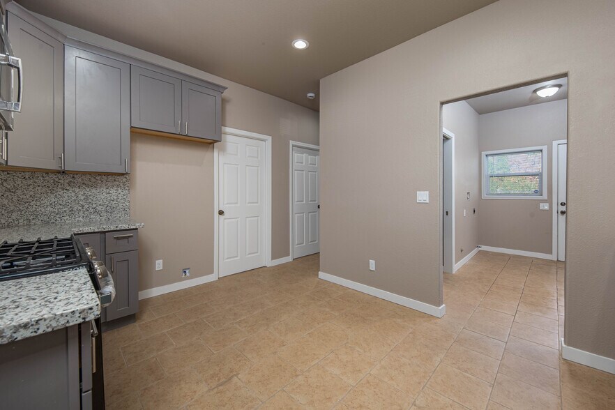 More Photos Of 115 E Walnut St, Lodi Freestanding For Sale