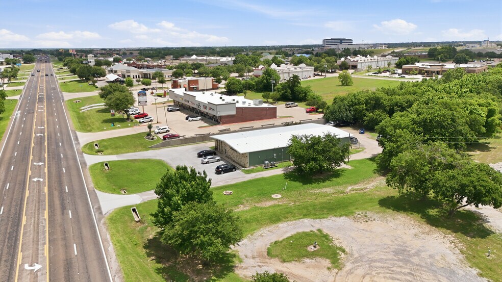 More Photos Of 840 E Main St, Midlothian Veterinarian Kennel For Sale