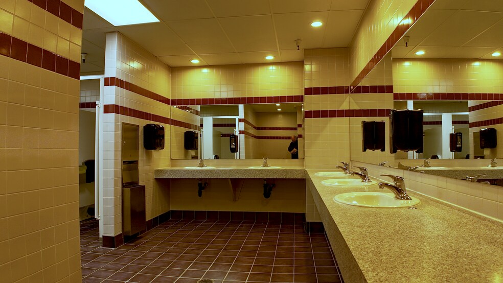 More Photos Of 38450 Tanger Dr, North Branch Service Station For Lease