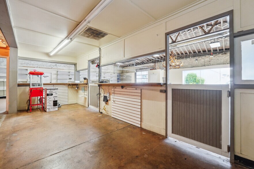 More Photos Of 1186 Clark St, Covington Freestanding For Lease