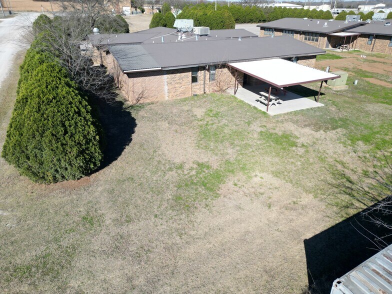 More Photos Of 817 Elks Blvd, Ardmore Office For Sale