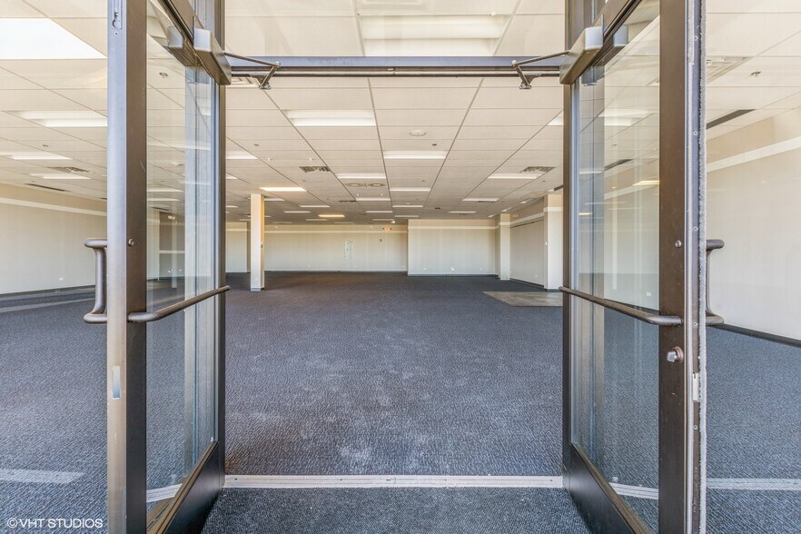 More Photos Of 1852-1866 Towne Centre Dr, North Aurora General Retail For Lease