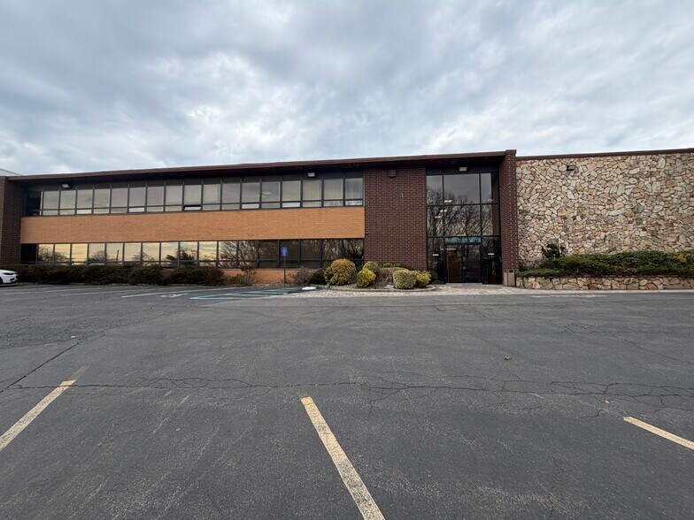 More Photos Of 80 Skyline Dr, Plainview Research And Development For Lease