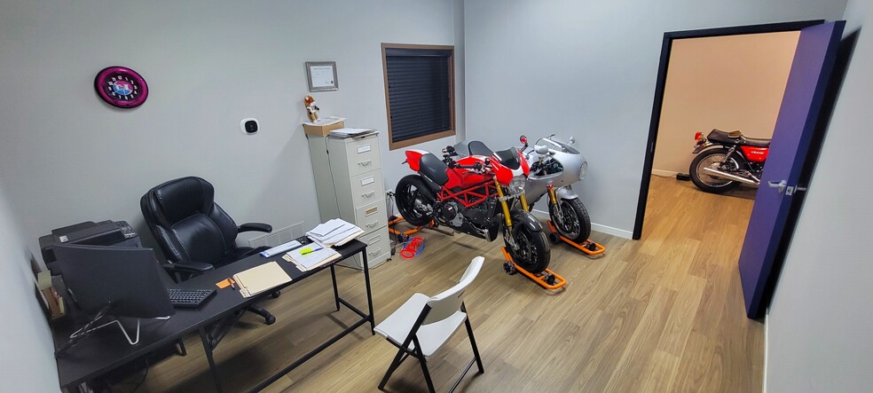 More Photos Of 1301 Cliff Rd E, Burnsville Showroom For Sale