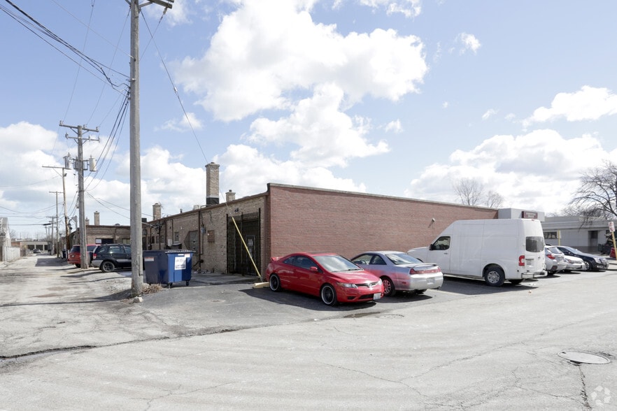 More Photos Of 4704-4722 W Touhy Ave, Lincolnwood Unknown For Lease