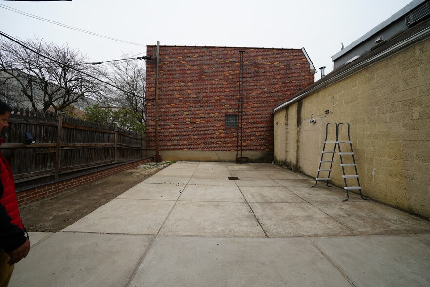 More Photos Of 7037 72nd Pl, Glendale Apartments For Sale