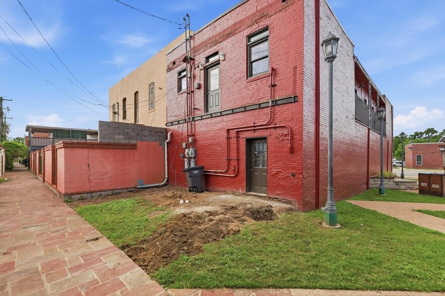 More Photos Of 1426 N Main St, Fort Worth Storefront Retail Office For Lease