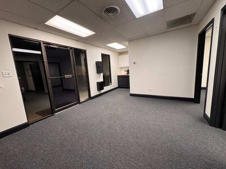 More Photos Of 823 W Sunrise Cir, Hobbs Flex For Lease