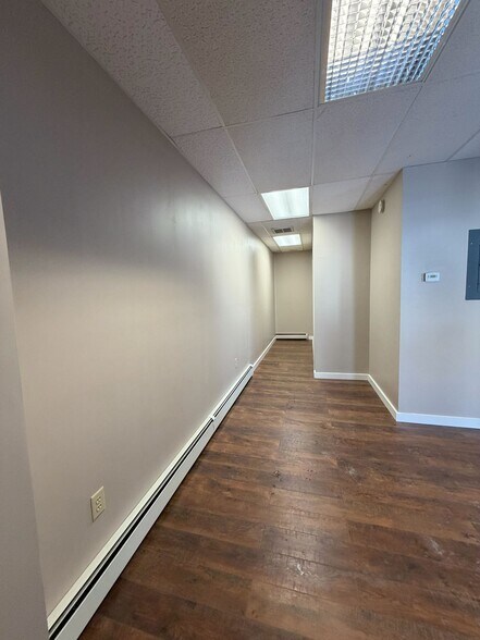 More Photos Of 72-74 Black Mountain Rd, Brattleboro Showroom For Lease