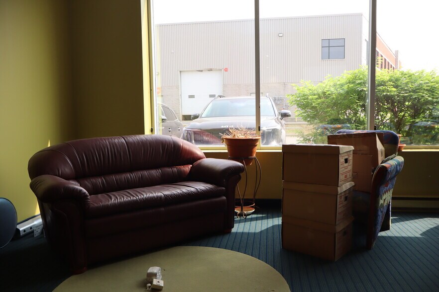 More Photos Of 2655 Rue Michelin, Laval Warehouse For Lease