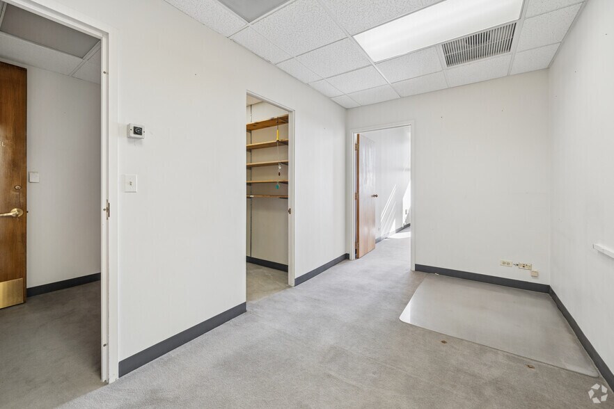 More Photos Of 111 N Wabash Ave, Chicago Office For Sale