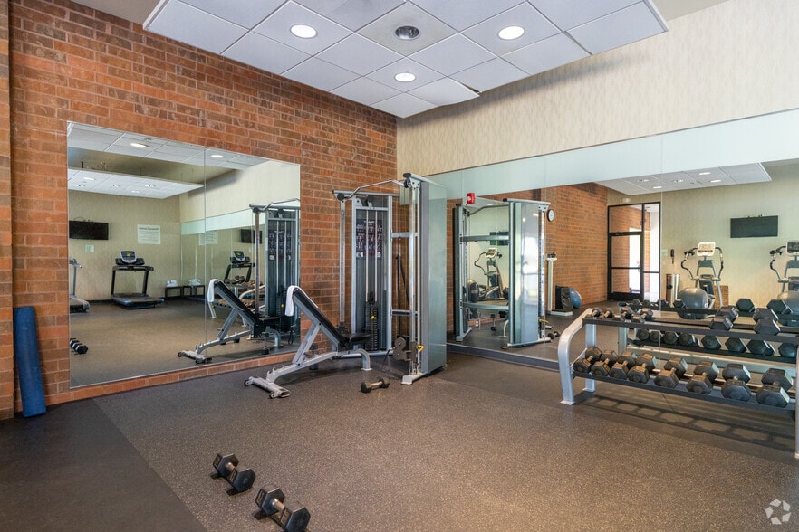 More Photos Of 6921 S Lindbergh Blvd, Saint Louis Hotel For Sale