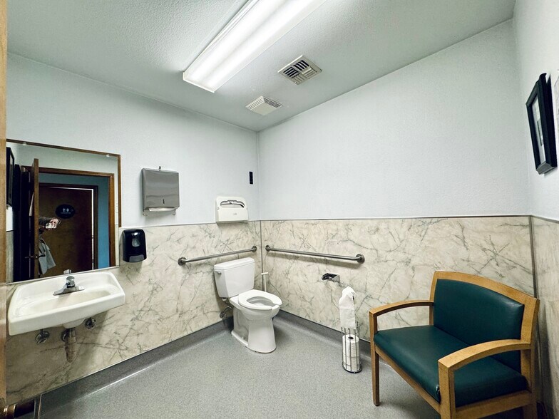 More Photos Of 2036 Railroad Ave, Redding Office For Sale