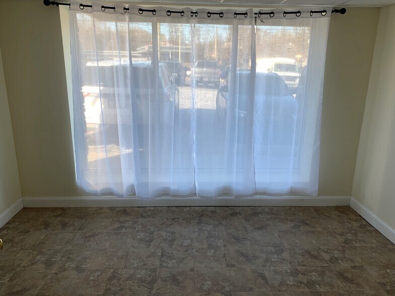 More Photos Of 204-212 W Market St, Newport Unknown For Lease