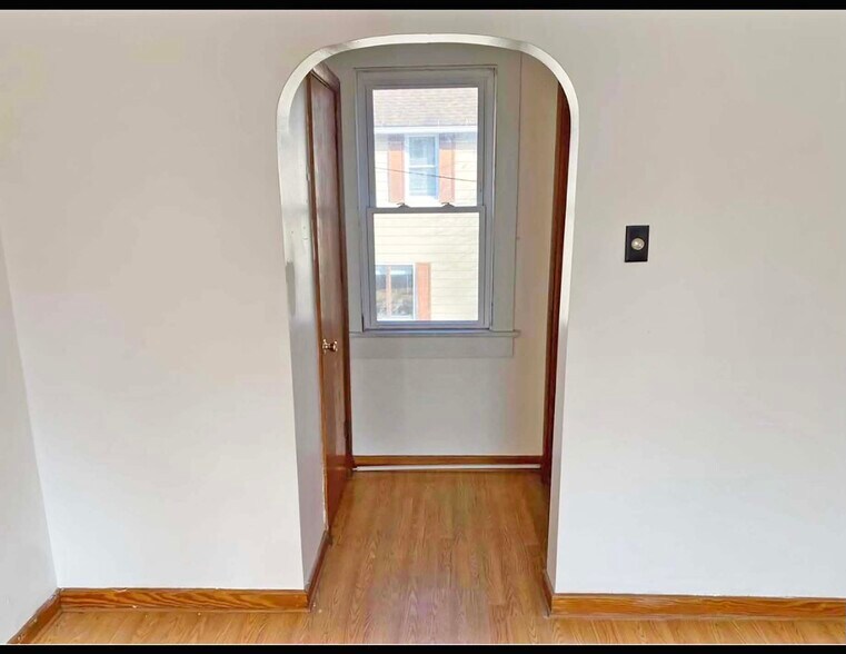 More Photos Of 129 Pike St, Carbondale Bar For Sale