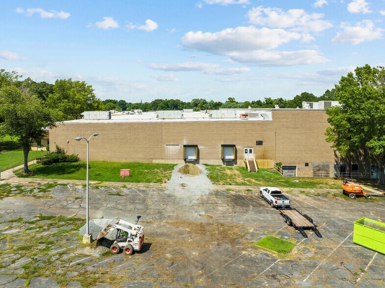 More Photos Of 327 Lewis St, Oxford Distribution For Lease