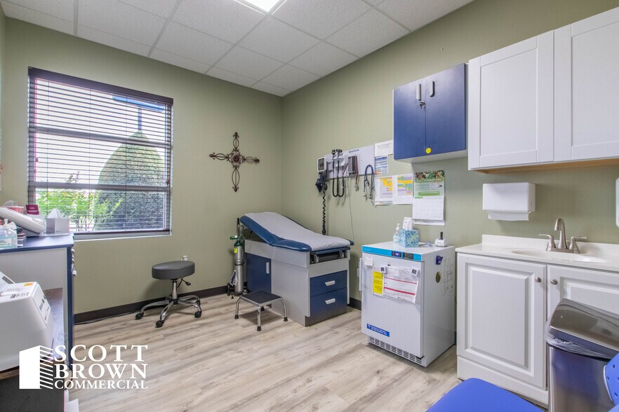 More Photos Of 873 S Stemmons Fwy, Lewisville Office For Sale