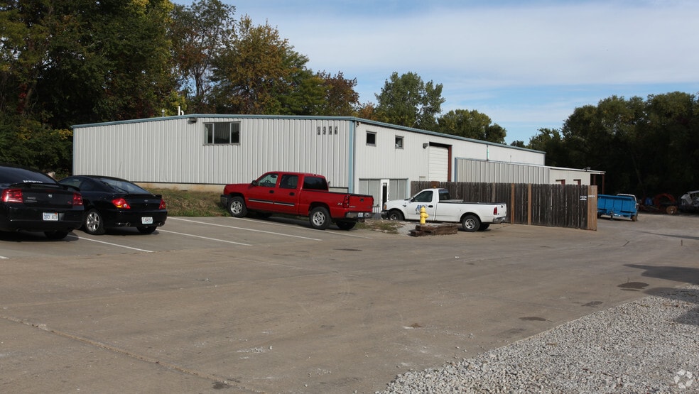 Primary Photo Of 3910 Main St, Grandview Warehouse For Lease