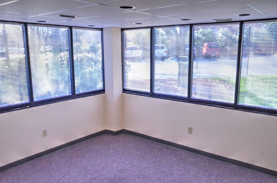 More Photos Of 730 Highland Oaks Dr, Winston-Salem Medical For Sale