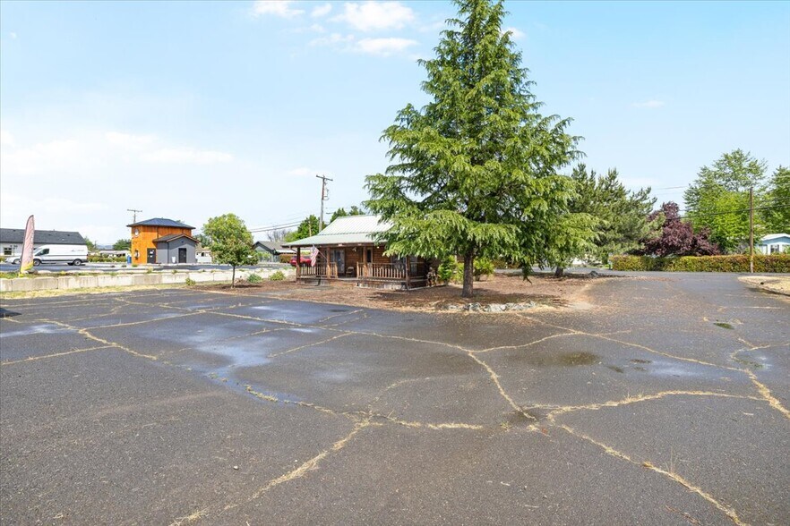 More Photos Of 10744 OR-62, Eagle Point Storefront Retail Office For Sale