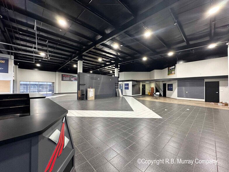 More Photos Of 350 S Ingram Mill Rd, Springfield Showroom For Lease