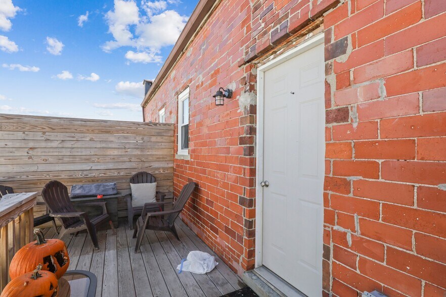 More Photos Of 14 W Depot St, Pataskala Showroom For Sale