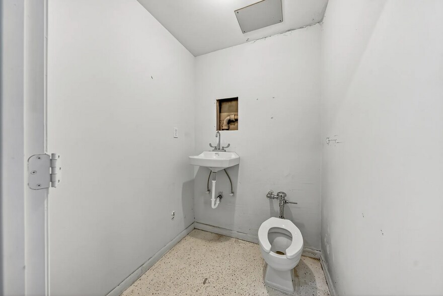More Photos Of 1302-1308 Talbotton Rd, Columbus Flex For Sale