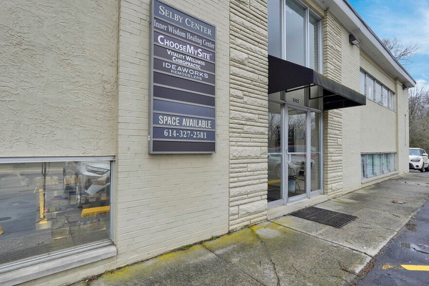More Photos Of 5625 N High St, Worthington Storefront Retail Office For Lease